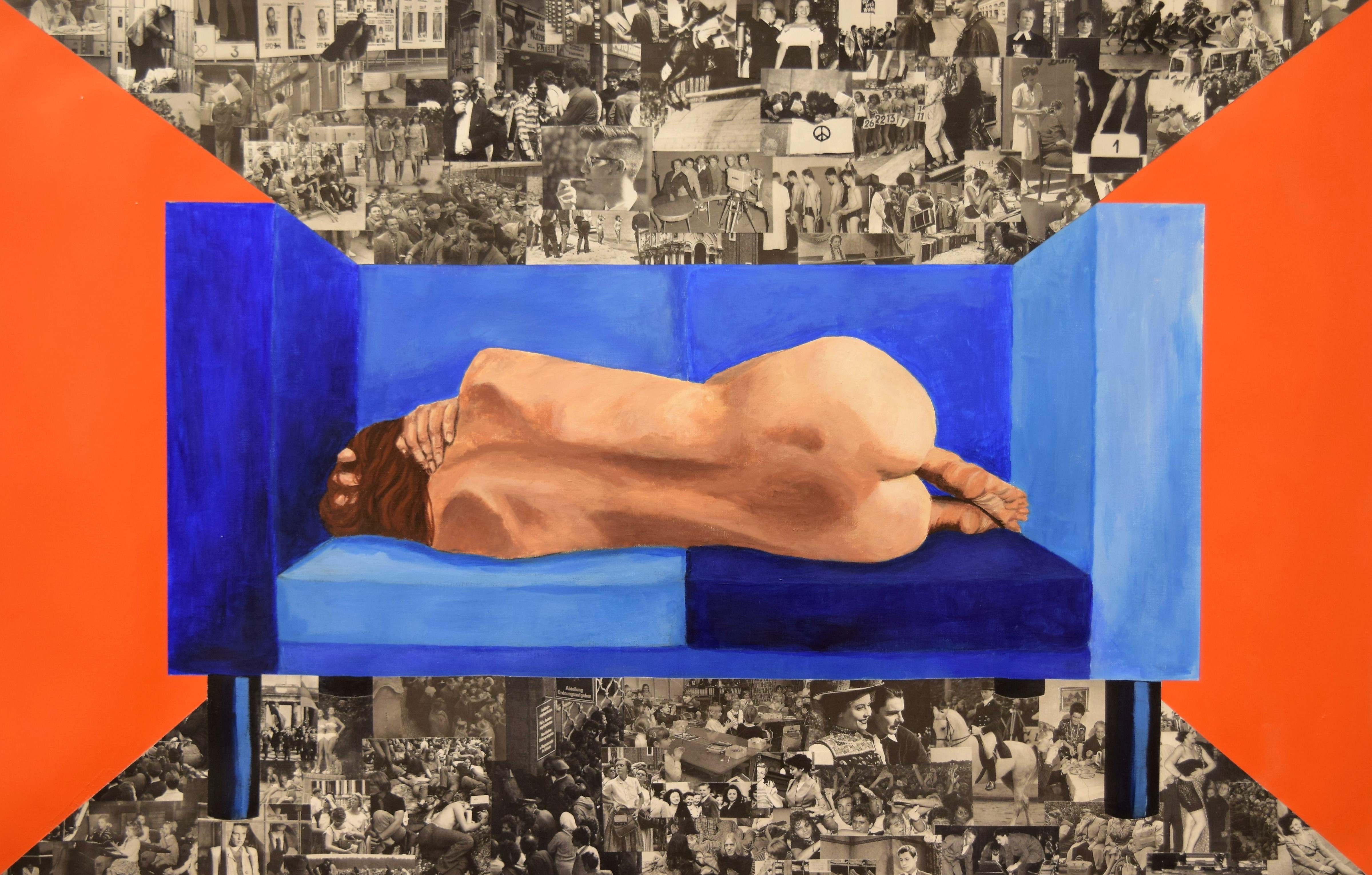 Maleri af liggende kvinde omringet af collage.