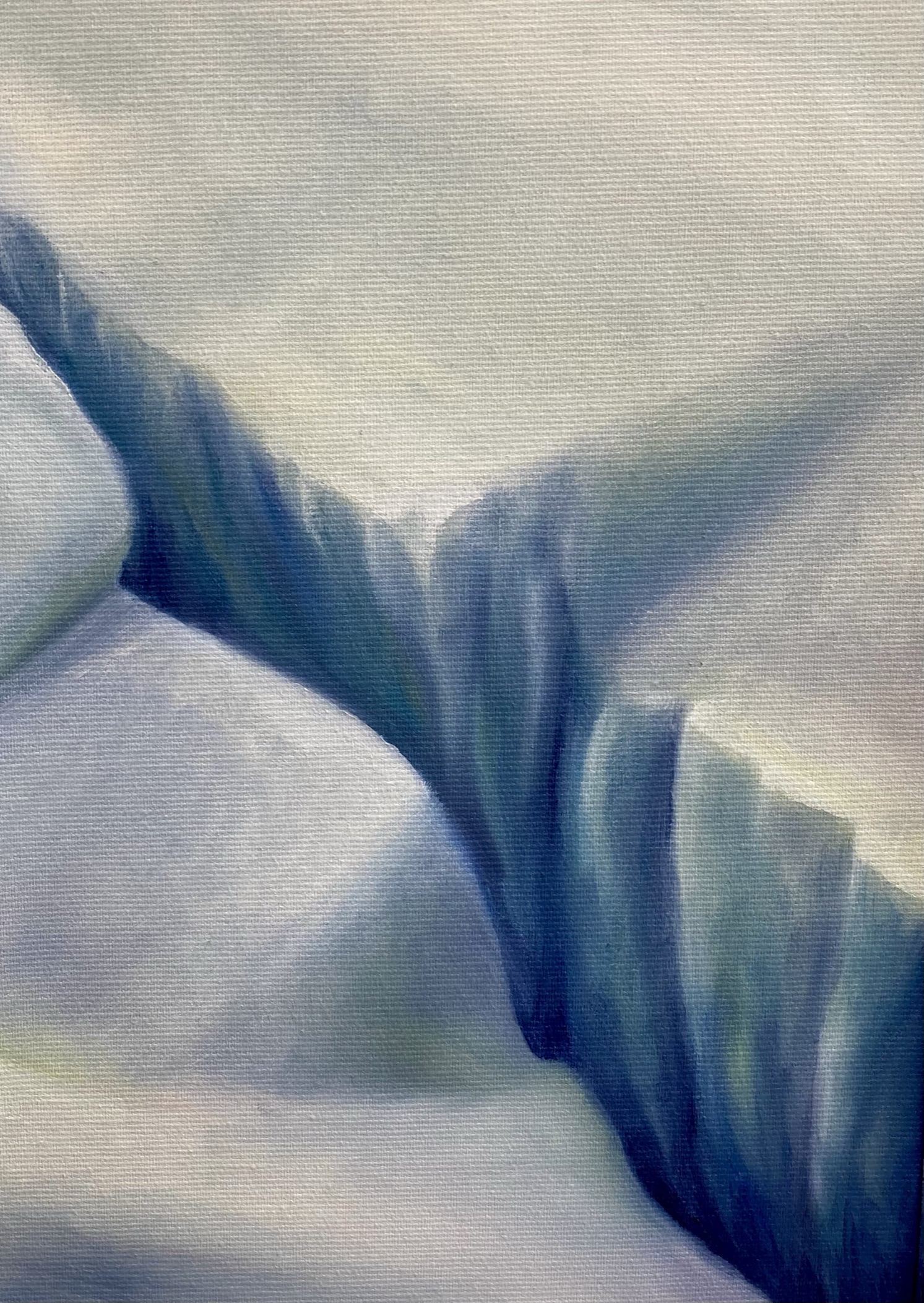 Oliemaleri af sprække i jord eller isflage med flere niveauer i grøn og blå nuancer.