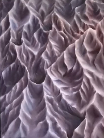 Lilla, rødbrunt maleri af former som kunne ligne en bjergside eller bjergrække.