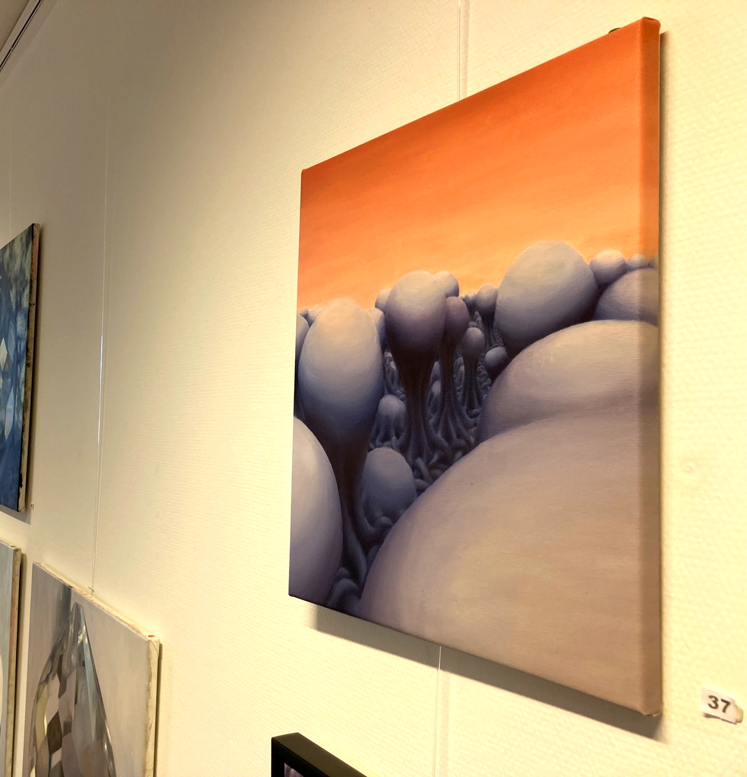 Oliemaleri af omvendte dråbeformer der fortsætter ud i horisonten.