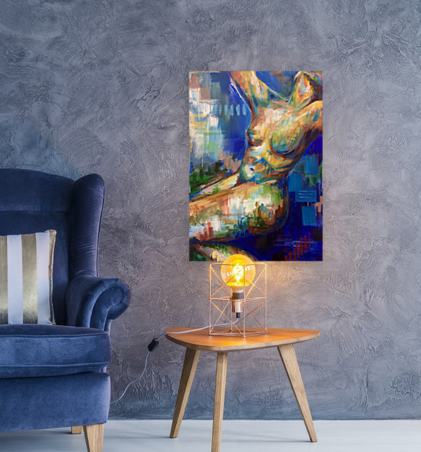 Maleri af ekspressionistisk kvinde nr.1 vist i et værelse.