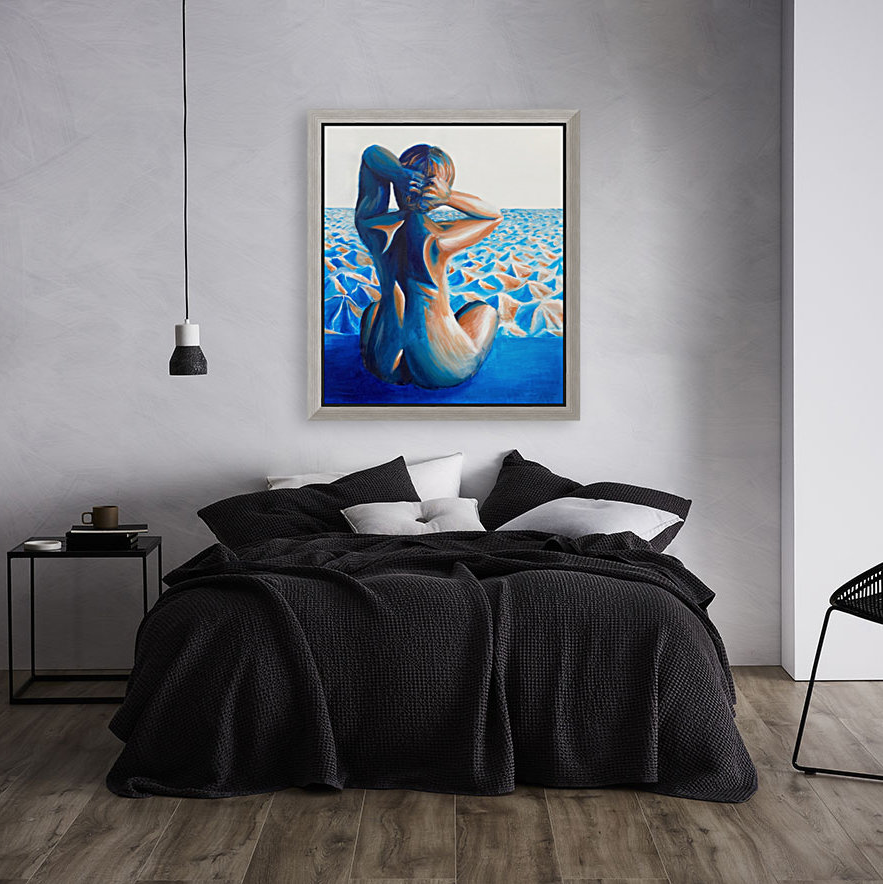 Maleri af orange og blå kvinde set i et værelse.