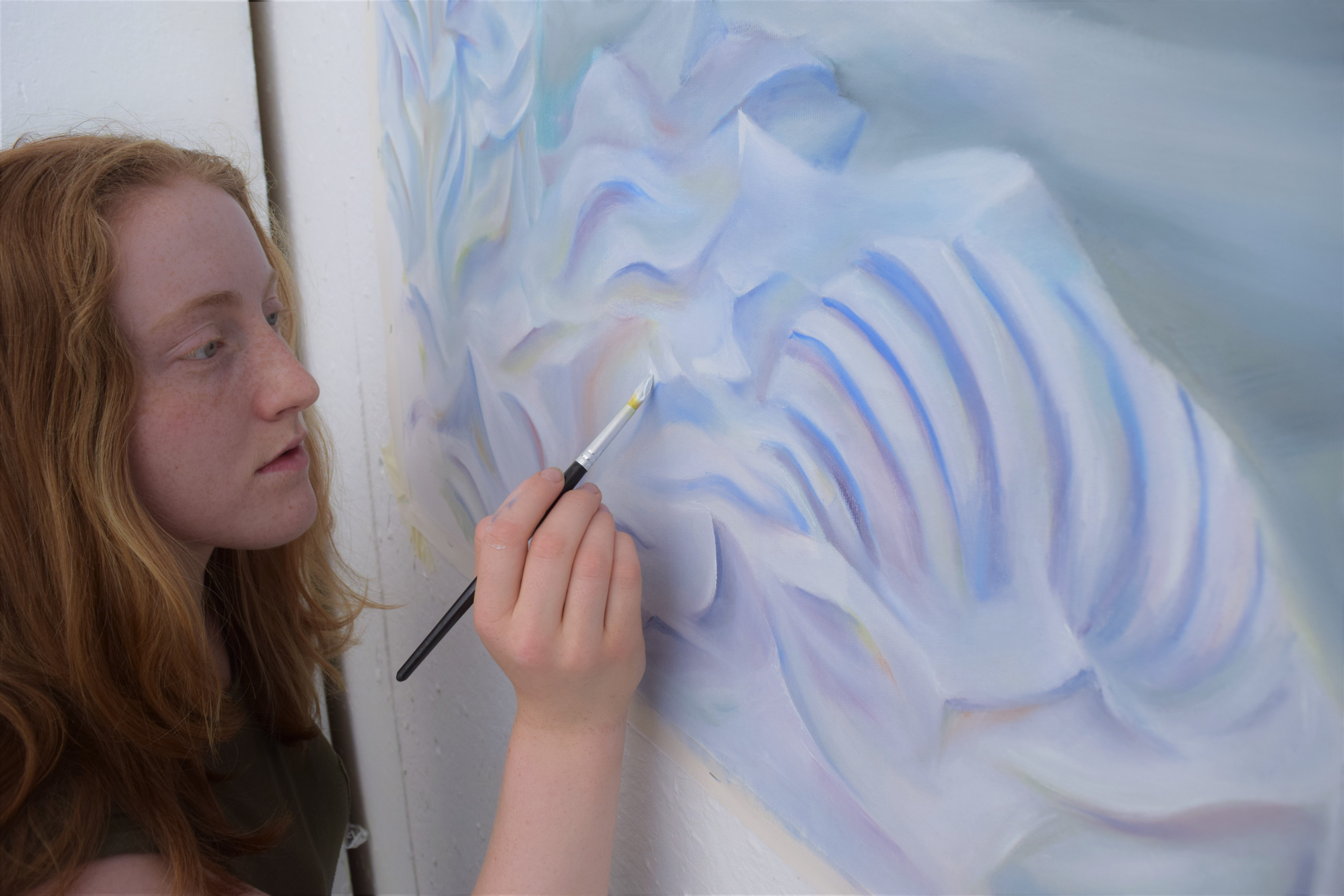 Marie Juhl maler et maleri med olie maling.