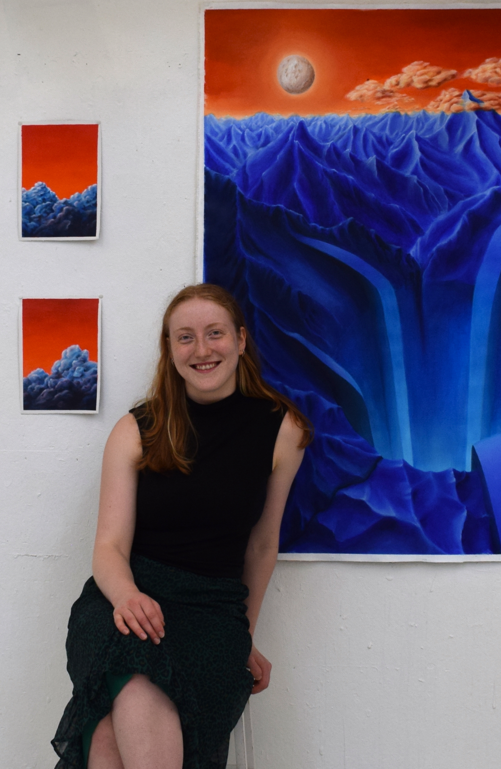 Marie Juhl foran maleri af bjerge.