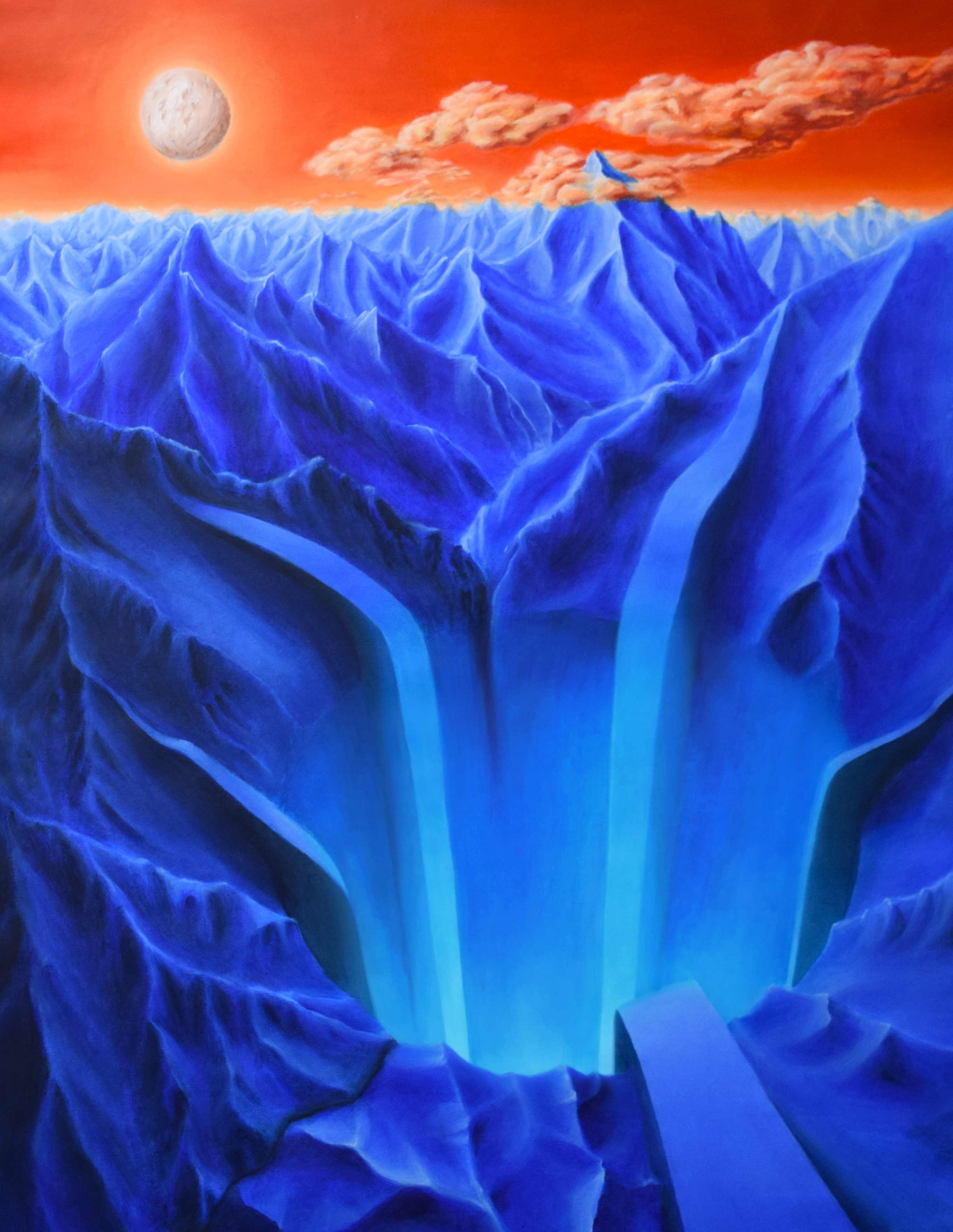 Maleri af et blåt bjerglandskab med et stort hul i forgrunden og en orange himmel med skyer og en måne malet af den unge, talentefulde kunstner Marie Juhl.