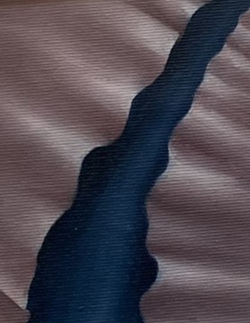 Lyserøde folder med en mørkeblå kløft diagnalt gennem værket.